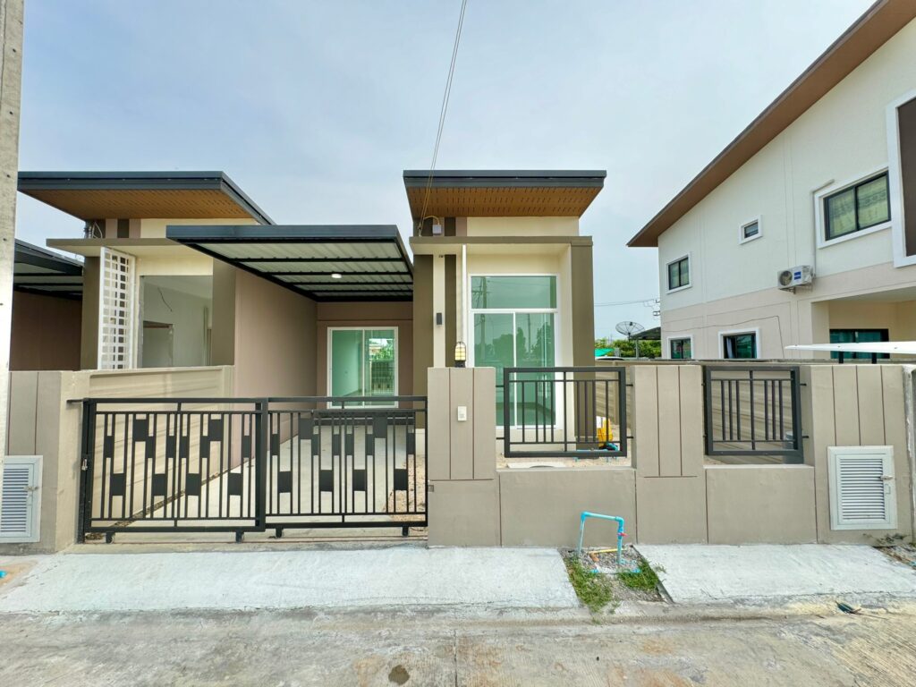 โครงการบ้านมือ 1 สไตล์ Modern อมตะ พานทอง บ้านเก่า หลังวัดศรี |